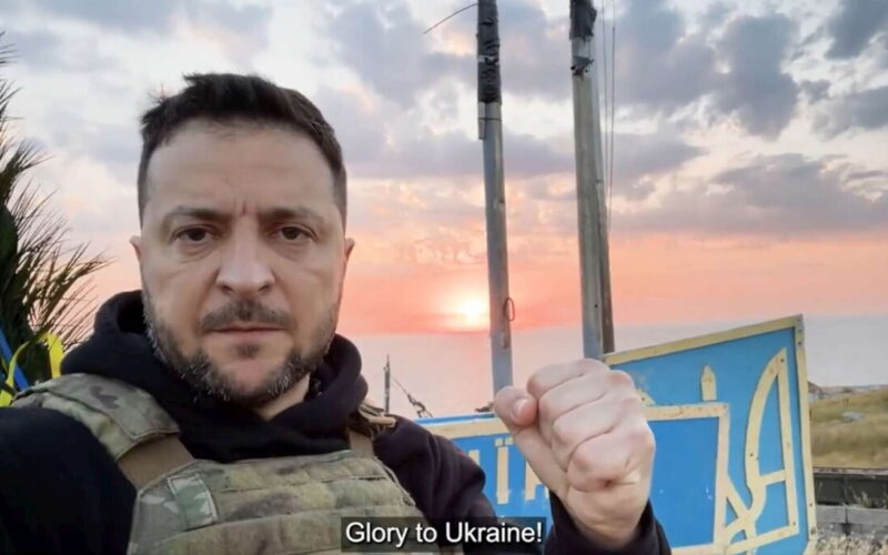 Zelensky commemora i caduti sull’Isola dei Serpenti, simbolo della resistenza ucraina