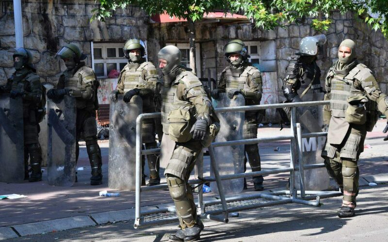 Scontri Armati in Kosovo: Tensioni in Crescita tra Serbi e Autorità di Pristina, Europa in Allerta