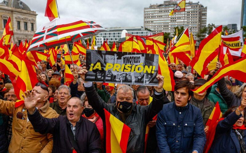 Madrid si Mobilita: 100.000 in Piazza Contro l’Amnistia ai Separatisti Catalani Proposta da Sánchez