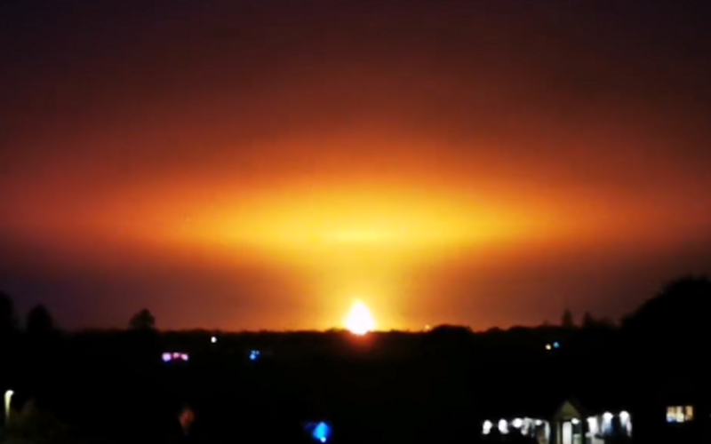 Misteriosa Esplosione in Oxfordshire: Una Gigantesca Palla di Fuoco Illumina il Cielo