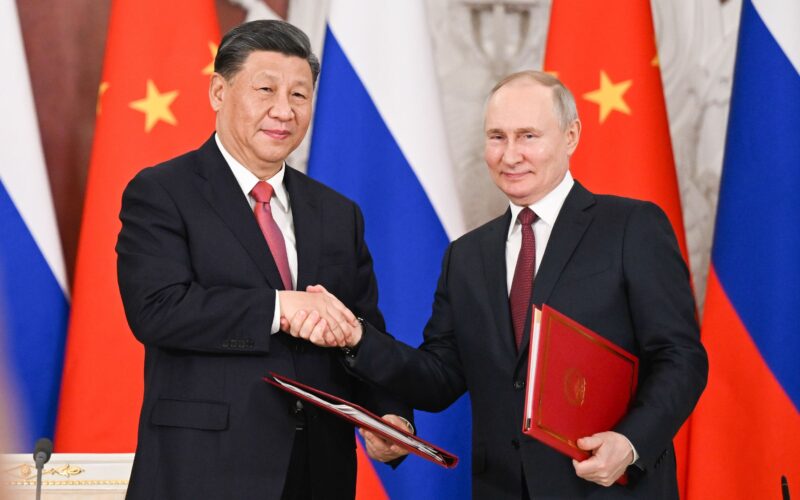 La Cina traccia la via per la pace: Putin accoglie con favore la proposta mentre la tensione con l’Ucraina persiste