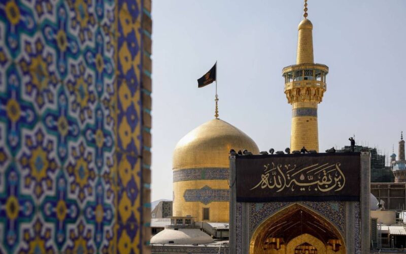 Sventola la Bandiera Nera sul Santuario dell’Imam Reza: Tensioni e Preoccupazioni Crescono in Medio Oriente