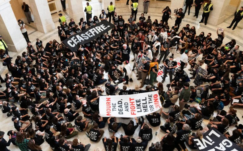 Ebrei Americani al Campidoglio: Massiccia Protesta pro Palestina Chiede Cessate il Fuoco a Gaza