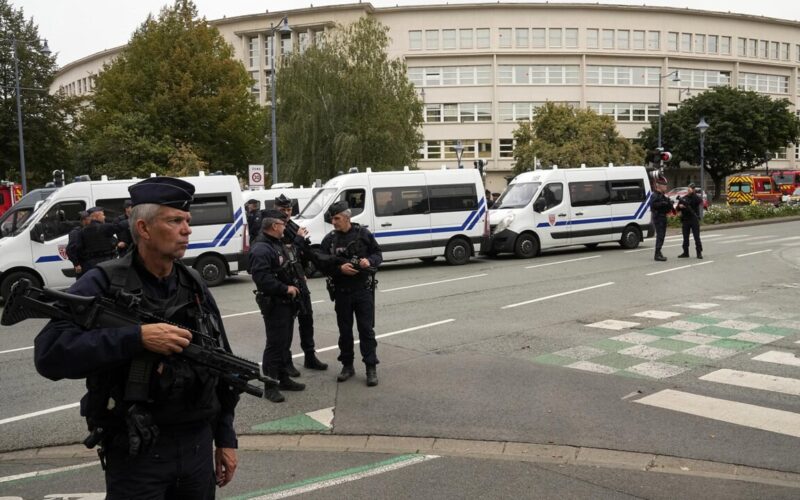 Minorenni Arrestati in Francia per Falsi Allarmi Bomba: Versailles Evacuata e Aeroporti in Caos