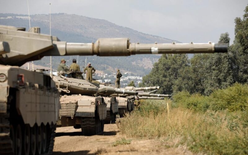 Gaza sotto bombardamento, Ashkelon risponde con razzi e carri armati israeliani verso il Confine.