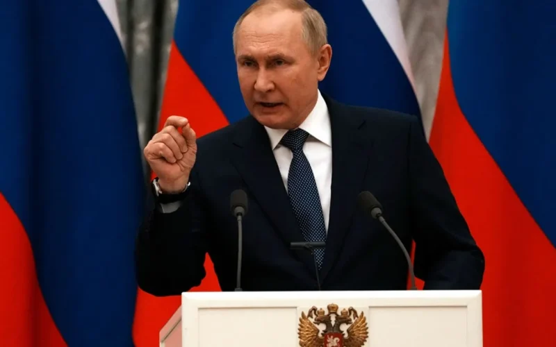 Putin accusa gli USA di “caos mortale” in Medio Oriente e parla di manipolazione occidentale