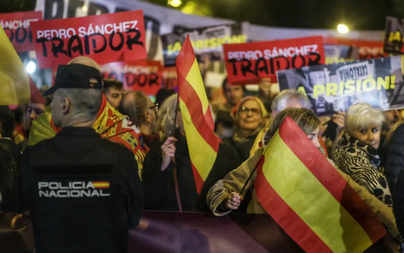 Spagna in Bilico: Sánchez Accusato di Tradire gli Interessi Nazionali per il Potere tra Proteste e Tensioni Politiche