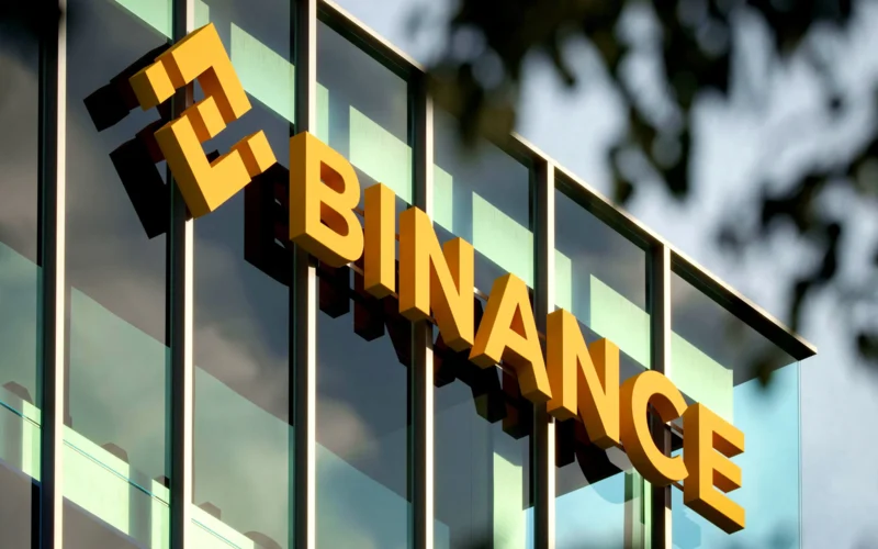 Binance Affronta Multa Record di 4,3 Miliardi, CEO Zhao si Dimette Ammettendo Violazioni