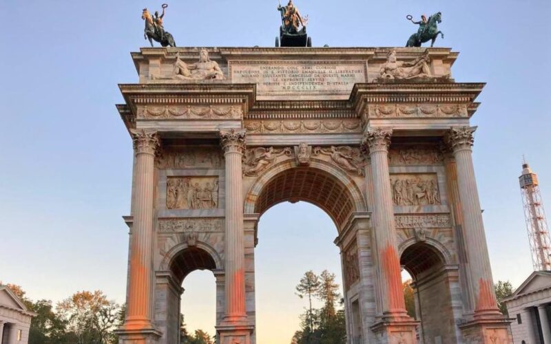 Attivisti di Ultima Generazione imbrattano l’Arco della Pace di Milano: Costi Elevati per il Recupero del Monumento