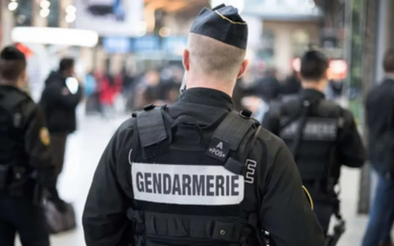 Tensione a Parigi: Donna in abaya minaccia di far esplodere stazione e viene ferita dalla polizia