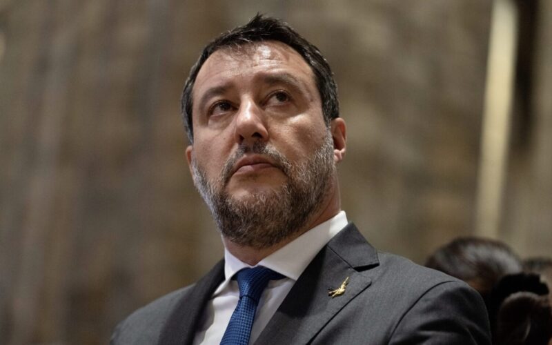 Matteo Salvini in piazza a Milano contro il terrorismo: un appello alla pace in un sabato di manifestazioni