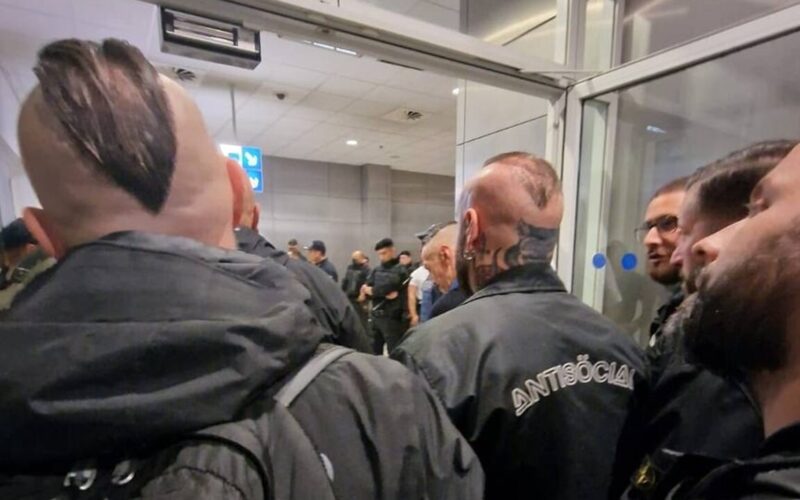 Intervento Polizia ad Atene: Delegazione CasaPound Bloccata all’Aeroporto, Arrestato il Presidente Iannone