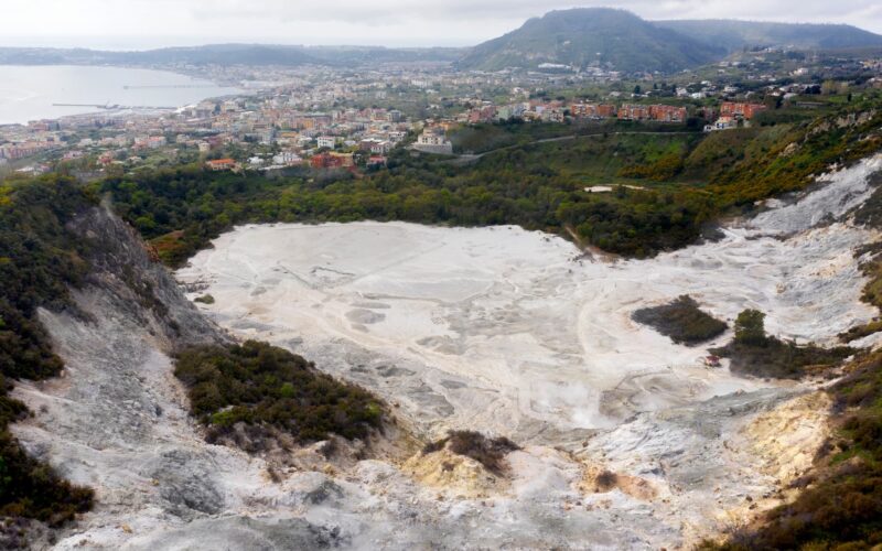 I Campi Flegrei e l’ombra del bradisismo: la sfida dell’urbanizzazione e la risposta della Protezione Civile