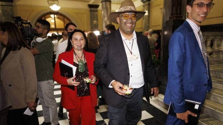 Scandalo al Parlamento Neozelandese: Membri di Te Pati Maori Accusati di Insultare Re Carlo con un Giuramento Ambiguo