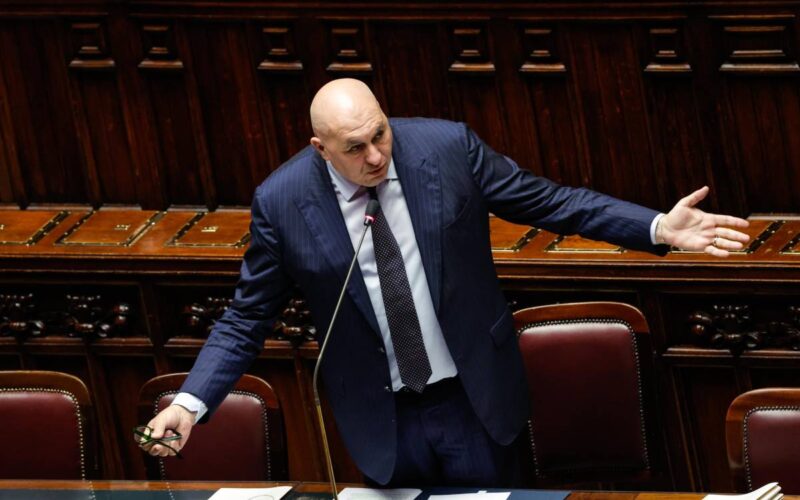 La Difesa di Guido Crosetto in Parlamento: Un Confronto Aperto su Giustizia e Politica