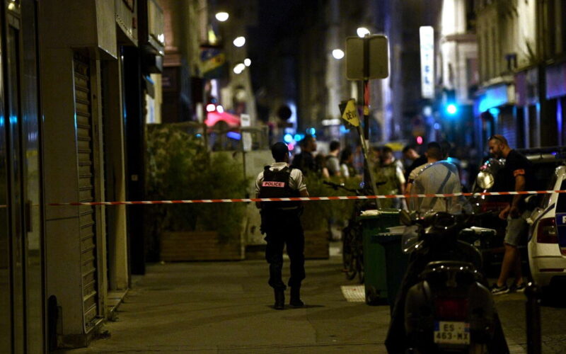 Attacco Mortale a Parigi: Grida di “Allah Akbar” e colpisce Due Turisti