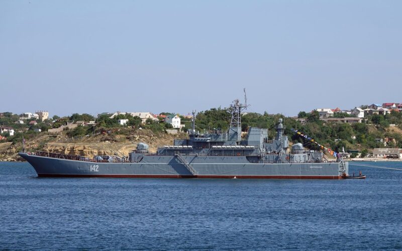 Forze aeree Ucraine Distruggono la Nave Russa Novocherkassk in Crimea