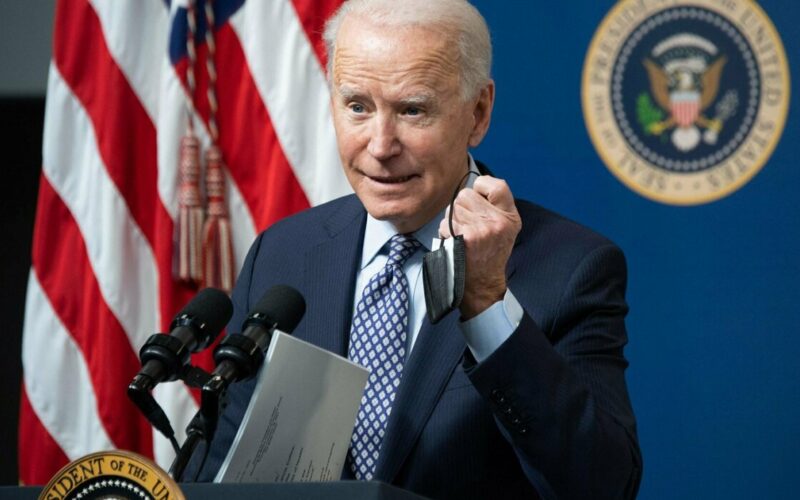 Sondaggio Rivela Calo Record di Approvazione per Biden e Svantaggio Contro Trump per le Elezioni 2024