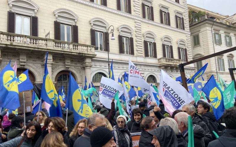 Medici e Infermieri in Piazza a Roma: Una Richiesta di Rispetto e Migliori Condizioni di Lavoro