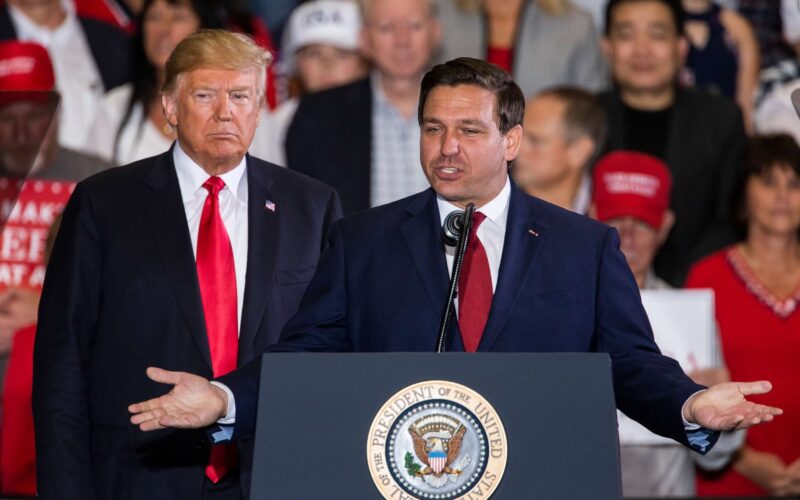 Ron DeSantis Contro Biden: L’Esclusione di Trump dalle Primarie Accende il Dibattito sulla Democrazia Americana