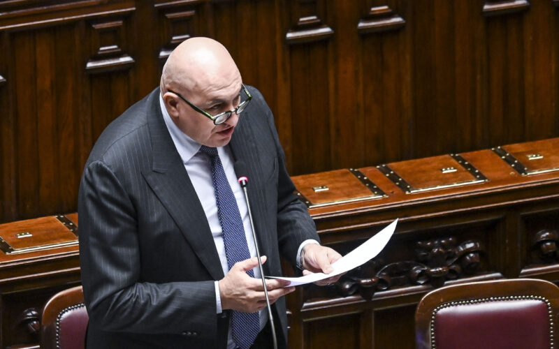 Italia Riafferma il Sostegno all’Ucraina con Nuovo Invio di Armi, ma il Voto Rivela Divisioni nel Partito Democratico