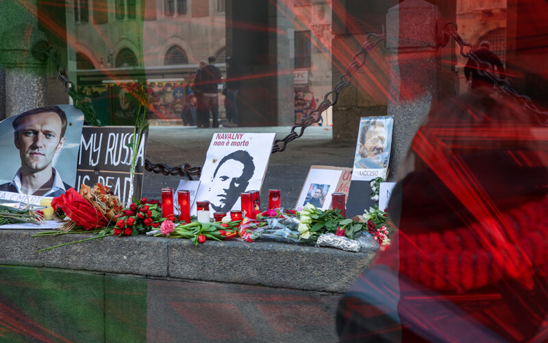 Commemorazione di Navalny a Milano: Identificazione dei Manifestanti Accende il Dibattito su Sicurezza e Libertà d’Espressione