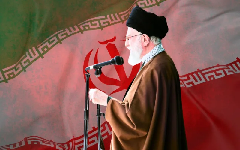 Khamenei con il fucile in mano: retorica di guerra durante la preghiera del venerdì