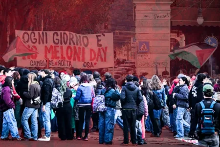 Ordigno al peperoncino: 20 agenti intossicati durante la protesta (Video)