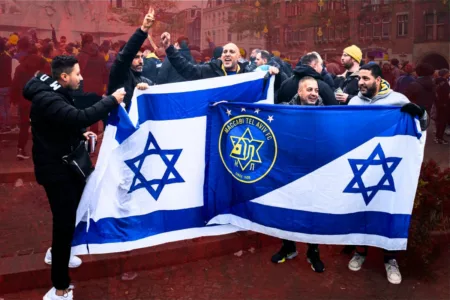 Scontri ad Amsterdam: sono i tifosi del Maccabi a scatenare le violenze? (Video)