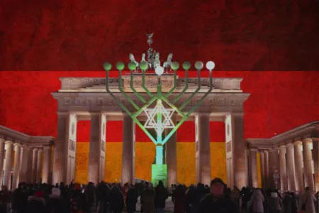 Berlino, la menorah alla Porta di Brandeburgo divide: inclusione o sottomissione?