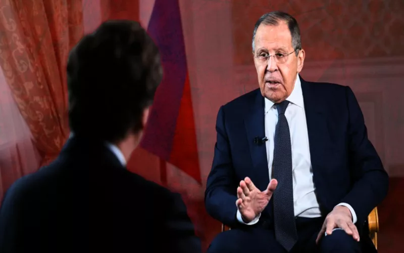 Tucker Carlson intervista Lavrov: “Pronti a tutto per difendere la Russia”