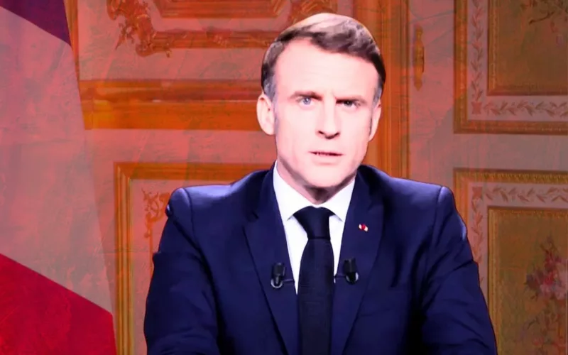 Macron: “Non mi dimetto, governo fino al 2027”