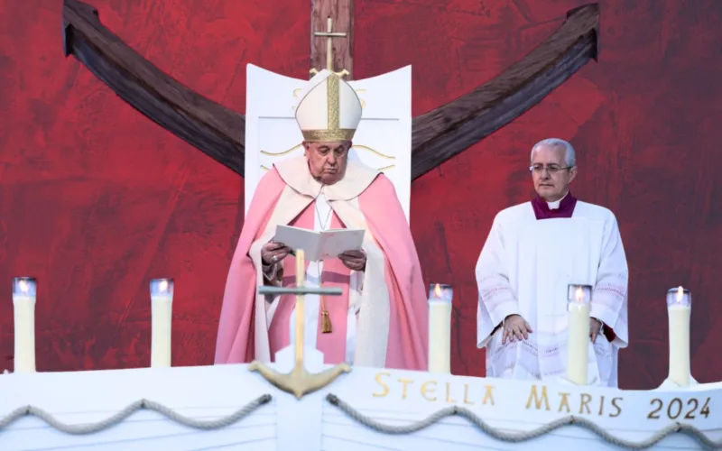 Papa Francesco: “Il consumismo ci rende infelici e insoddisfatti”