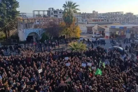 Siria, la rabbia degli alawiti: proteste dopo l’attentato jihadista alla tomba di al-Khasibi