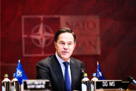 Rutte invoca una “mentalità da guerra”: escalation NATO verso Mosca