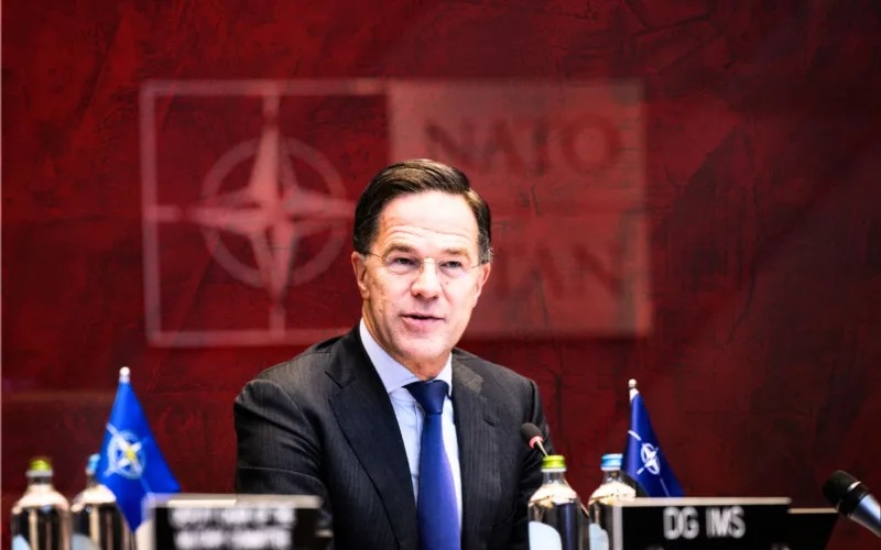 Rutte invoca una “mentalità da guerra”: escalation NATO verso Mosca