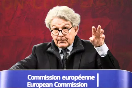 Bruxelles contro la libertà di espressione e di voto: l’UE vuole zittire chi sfida il sistema